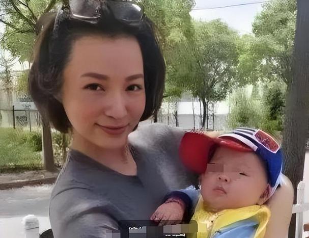 董卿的丈夫春雷简历 他们什么时候结婚的呢?？(图1)