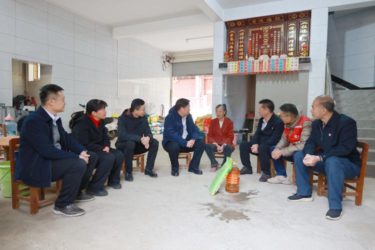 阜阳：扶贫干部带着贫困户参加面试(图2)