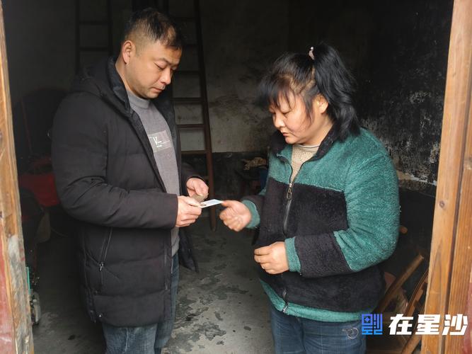 阜阳：扶贫干部带着贫困户参加面试(图3)