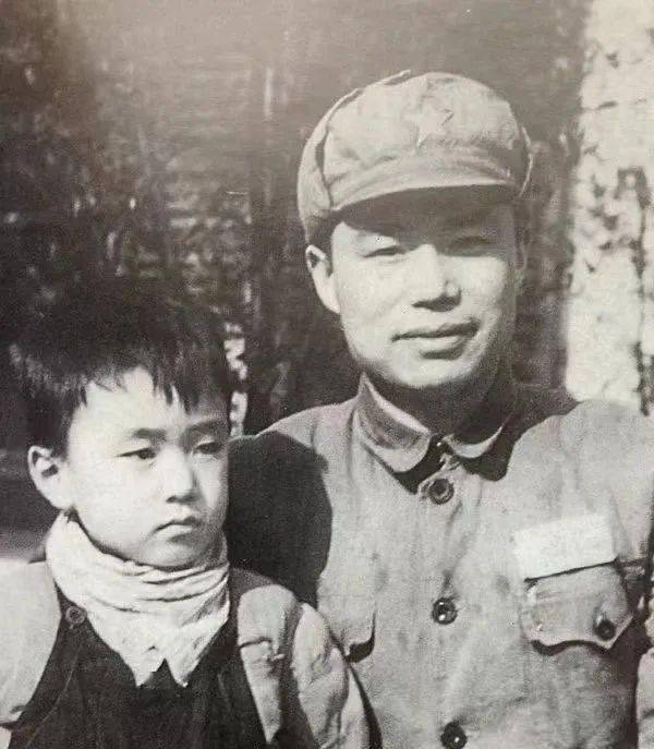 王近山中将长子王少峰逝世，父亲曾带着他上战场(图1)
